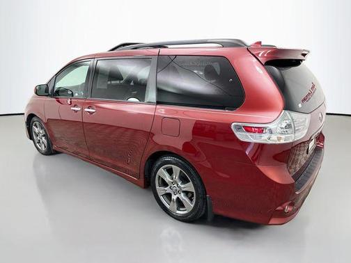 Salsa Red Pearl 2019 Toyota Sienna SE