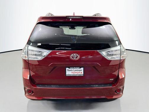 Salsa Red Pearl 2019 Toyota Sienna SE
