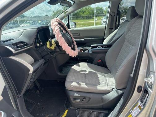 2022 Toyota Sienna LE