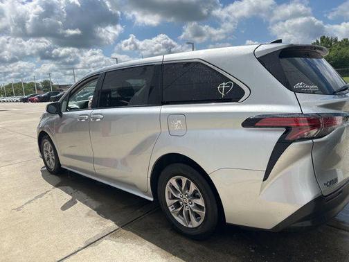 2022 Toyota Sienna LE