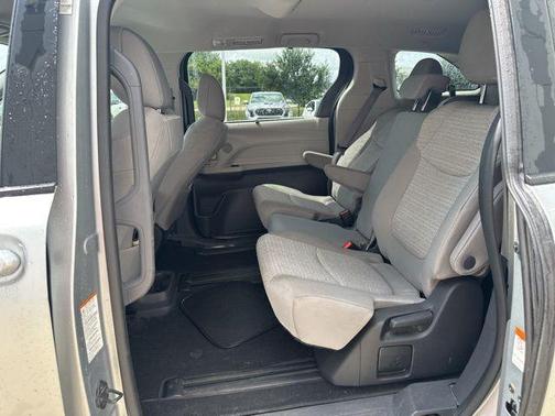2022 Toyota Sienna LE