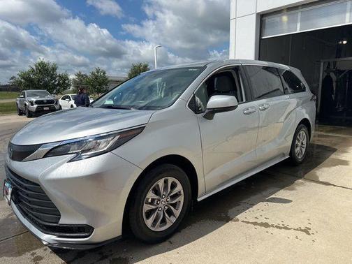 2022 Toyota Sienna LE