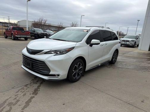 2025 Toyota Sienna Platinum