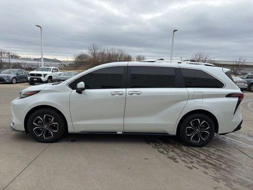 2025 Toyota Sienna Platinum