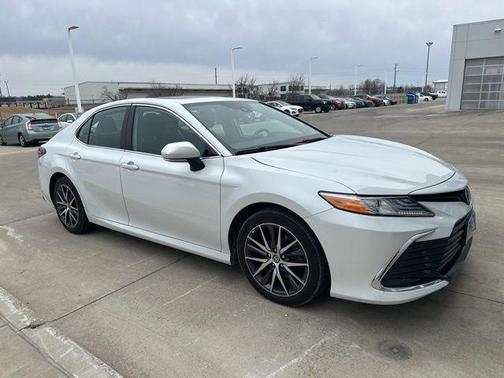 2022 Toyota Camry Hybrid XLE