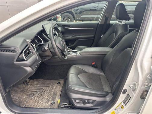 2022 Toyota Camry Hybrid XLE