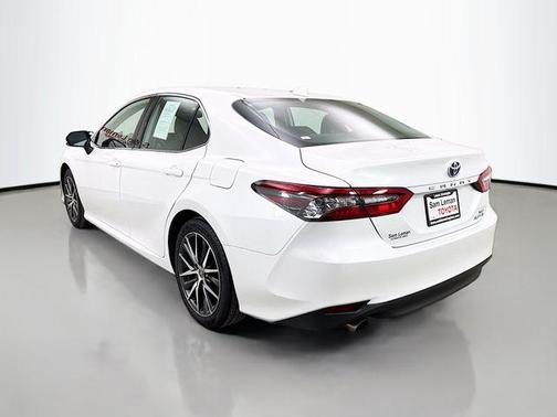 2022 Toyota Camry Hybrid XLE