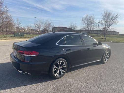 Deep Black Pearl 2021 Volkswagen Passat 2.0T SE