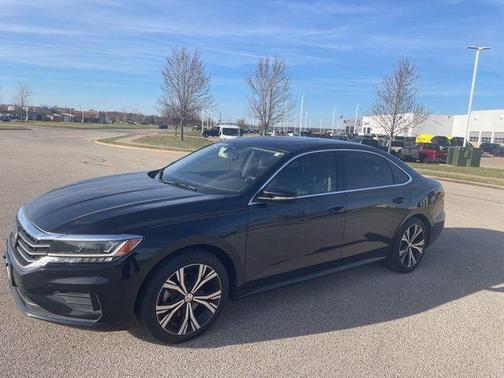 Deep Black Pearl 2021 Volkswagen Passat 2.0T SE