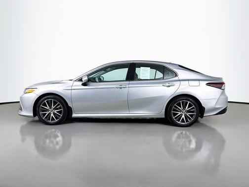 2022 Toyota Camry Hybrid XLE