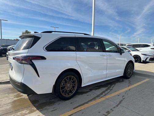 2023 Toyota Sienna LE
