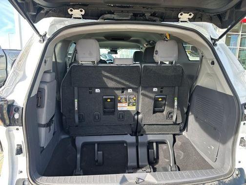 2023 Toyota Sienna LE