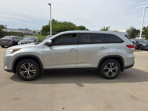 Celestial Silver Metallic 2019 Toyota Highlander LE