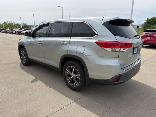 Celestial Silver Metallic 2019 Toyota Highlander LE