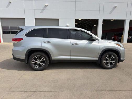 Celestial Silver Metallic 2019 Toyota Highlander LE