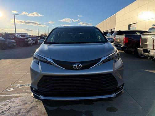 2025 Toyota Sienna XLE