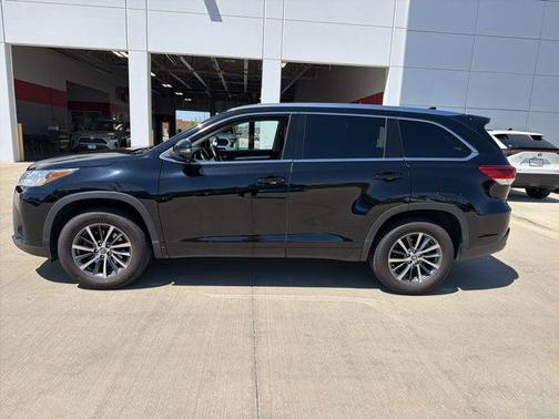 Midnight Black Metallic 2017 Toyota Highlander XLE