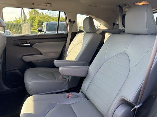 2025 Toyota Highlander XLE