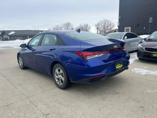 2021 Hyundai ELANTRA SE