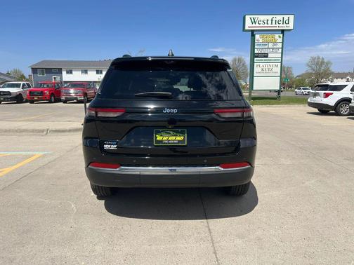 Diamond Black Crystal Pearlcoat 2023 Jeep Grand Cherokee 4xe Base