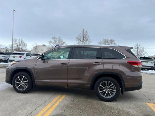 Toasted Walnut Pearl 2017 Toyota Highlander XLE