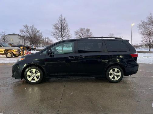 2020 Toyota Sienna LE
