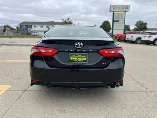 Midnight Black Metallic 2018 Toyota Camry SE