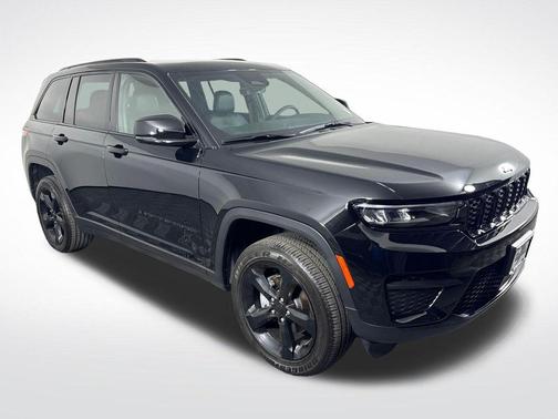 Diamond Black Crystal Pearlcoat 2025 Jeep Grand Cherokee Altitude