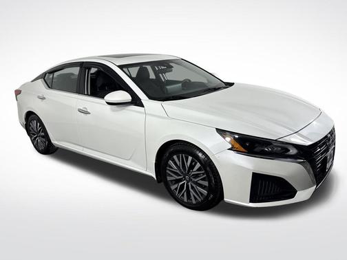 Pearl White Tricoat 2023 Nissan Altima 2.5 SV