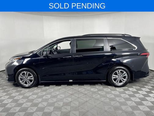 2022 Toyota Sienna XSE 7 Passenger