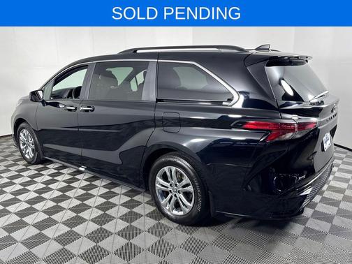 2022 Toyota Sienna XSE 7 Passenger