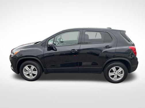 Mosaic Black Metallic 2022 Chevrolet Trax LS