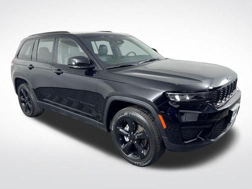 Diamond Black Crystal Pearlcoat 2023 Jeep Grand Cherokee Altitude