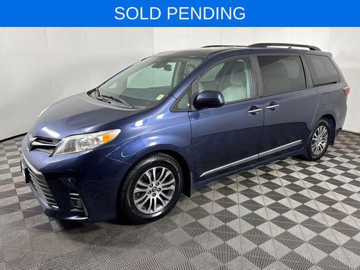 Parisian Night Pearl 2020 Toyota Sienna XLE