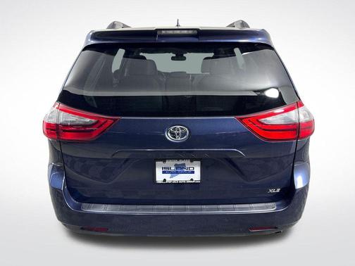 Parisian Night Pearl 2020 Toyota Sienna XLE