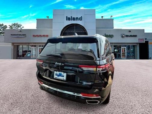Photo 4 of 11 of 2022 Jeep Grand Cherokee Overland