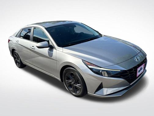 Shimmering Silver Pearl 2022 Hyundai ELANTRA SEL
