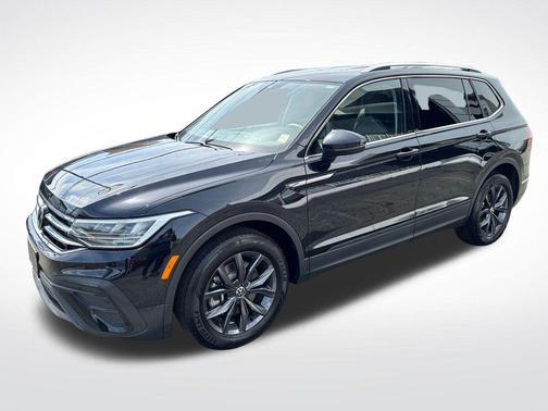 Deep Black Pearl 2023 Volkswagen Tiguan 2.0T SE