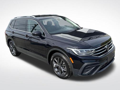 Deep Black Pearl 2023 Volkswagen Tiguan 2.0T SE