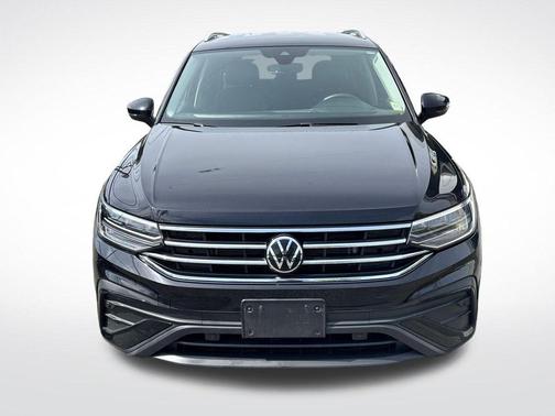 Deep Black Pearl 2023 Volkswagen Tiguan 2.0T SE