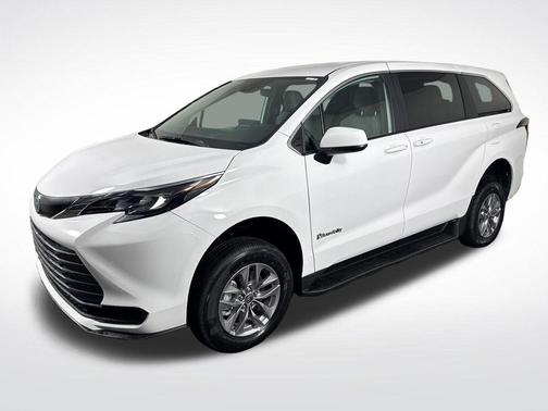 Ice Cap 2025 Toyota Sienna LE