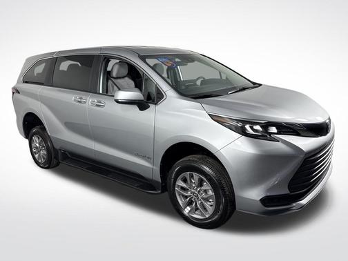 2025 Toyota Sienna LE