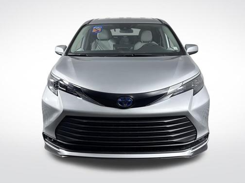 2025 Toyota Sienna LE