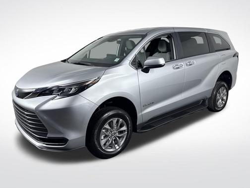 2025 Toyota Sienna LE