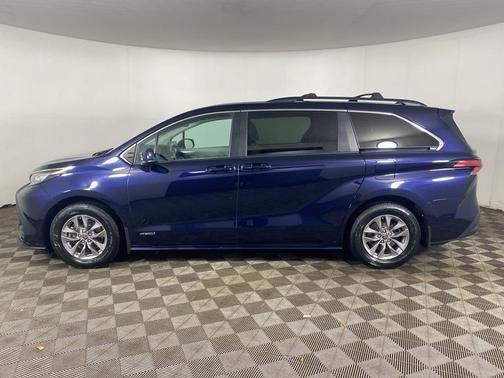 2021 Toyota Sienna LE
