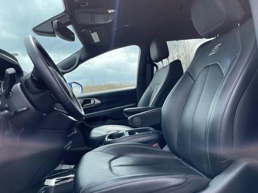 Photo 2 of 3 of 2020 Chrysler Pacifica Launch Edition