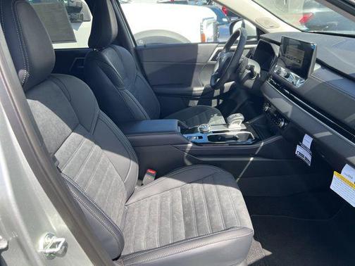 Silver 2025 Mitsubishi Outlander SE