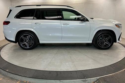 MANUFAKTUR Moonlight White Metallic 2026 Mercedes-Benz GLS 450 4MATIC