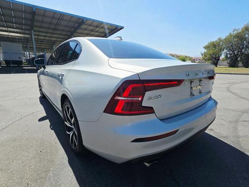 Light Gray 2019 Volvo S60 T6 Momentum
