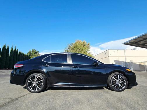Midnight Black Metallic 2018 Toyota Camry SE